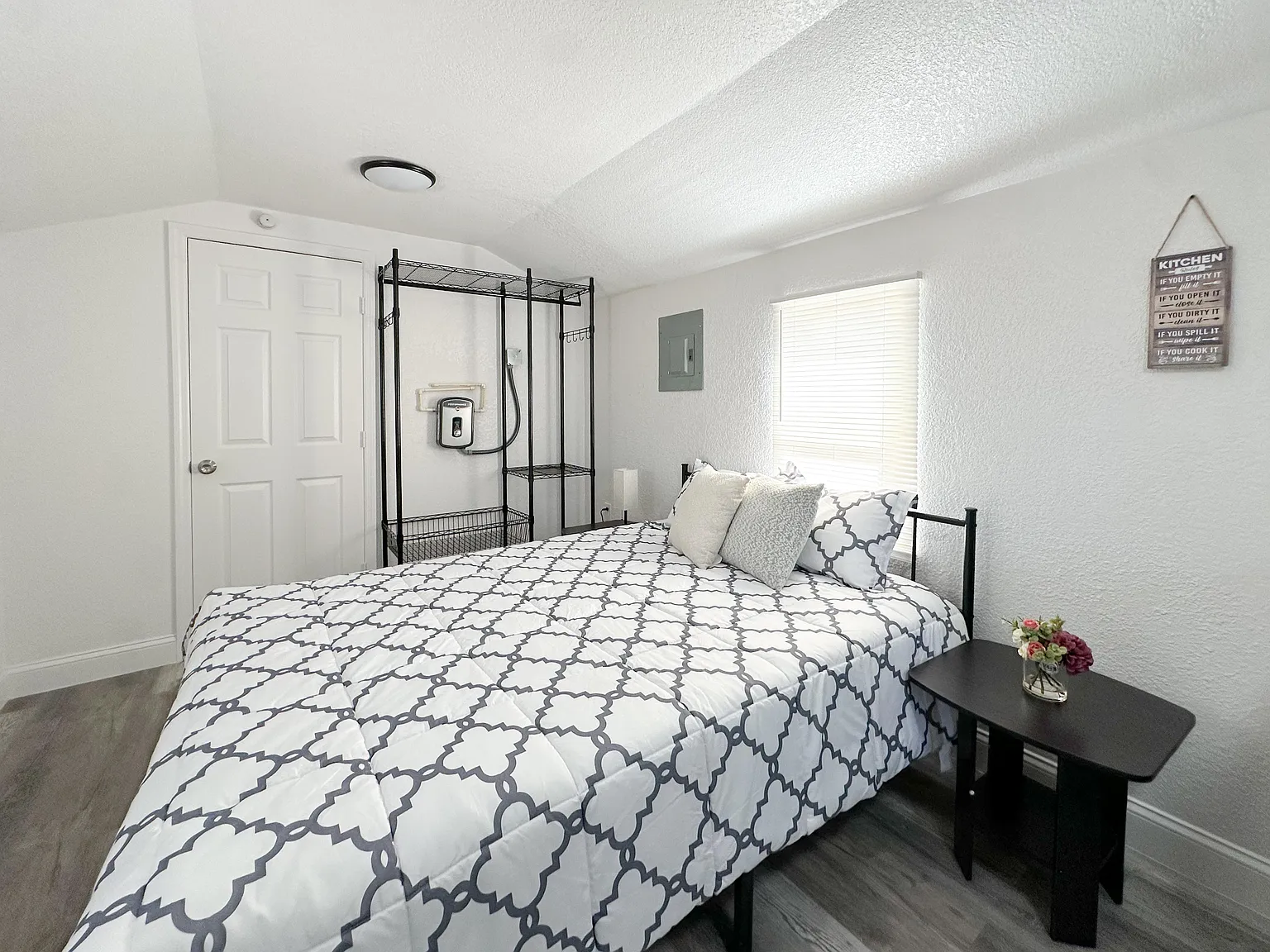 1 bed, 1.0 bath, 450 sqft, $1,585 — Photo 2