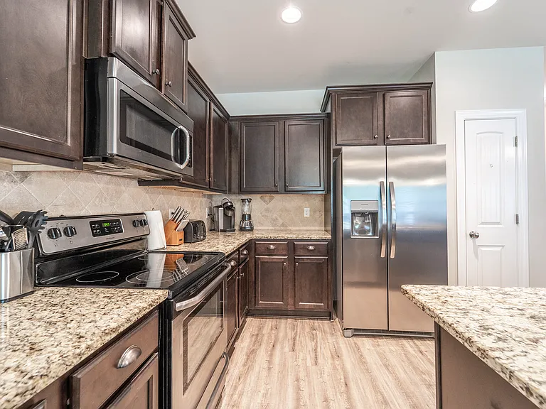 231 Claudia Dr — Photo 10
