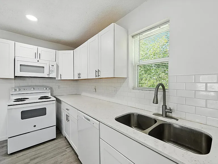 320 T A Carroll Ave — Photo 8