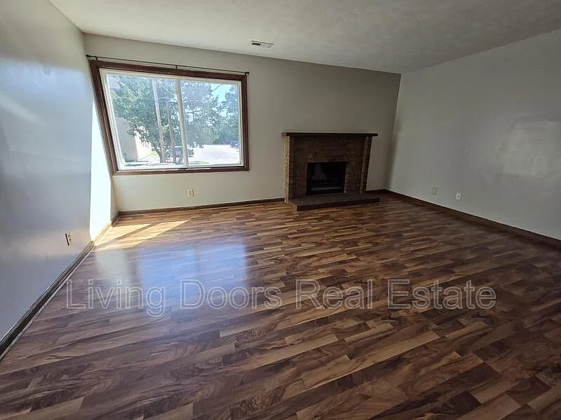 660 S 20th St — Photo 3