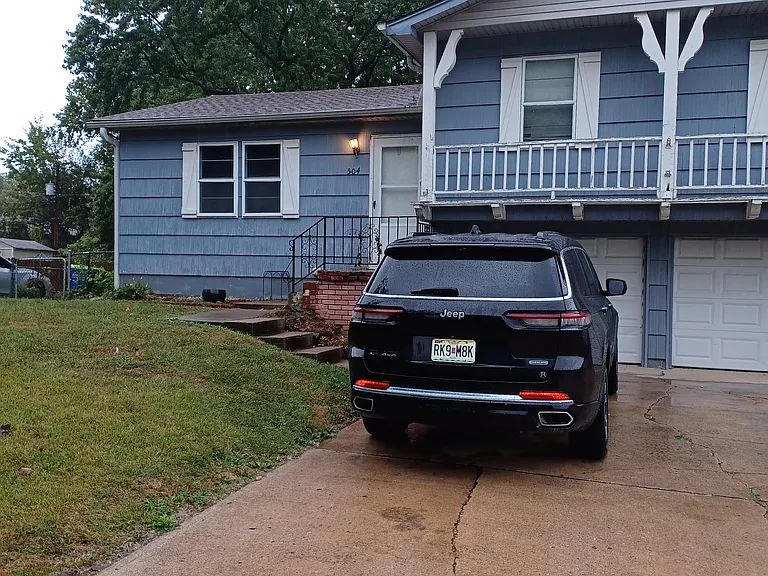 504 NE Richardson Pl — Photo 1