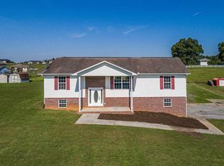 712 N Country Ln, Kodak, TN 37764