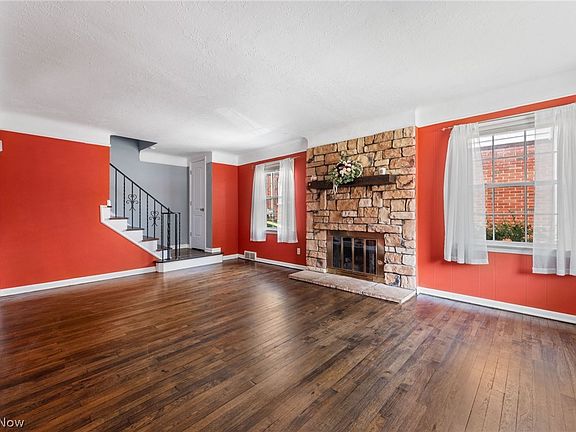 5th image of 160 Eastbrook Dr