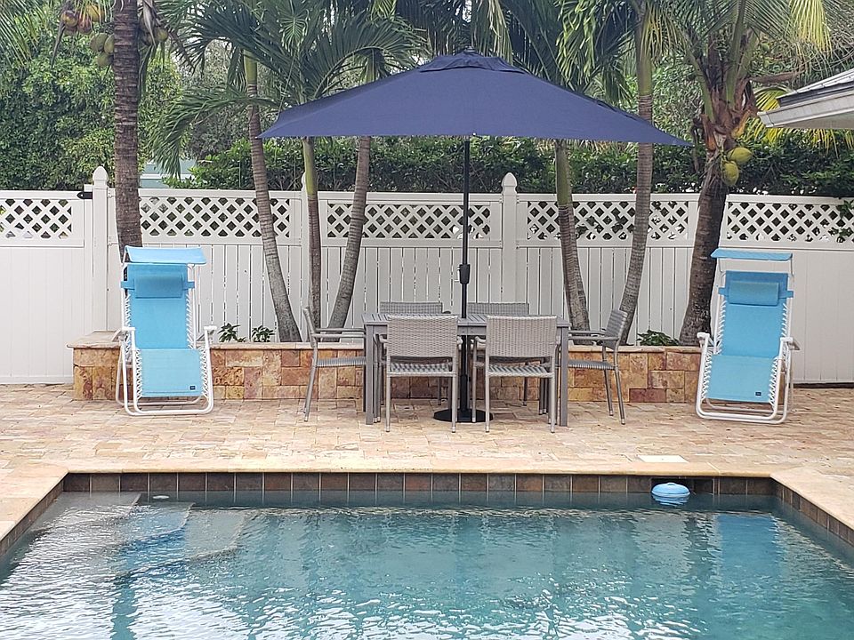 2nd image of 621 SW Saint Lucie Cres #B