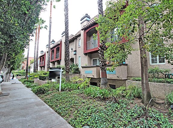 2nd image of 1957 N Bronson Ave APT 103