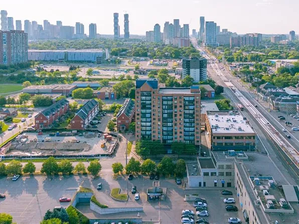 25 Agnes St #202, Mississauga, ON L5B 3X7