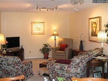 3rd image of 664 Hickory Hill Ct