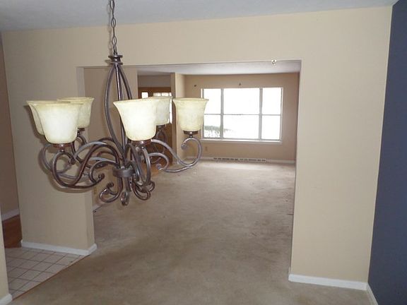4th image of 5 E Carriage Dr #5