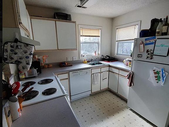 5th image of 1140 Carlton Ave APT 102
