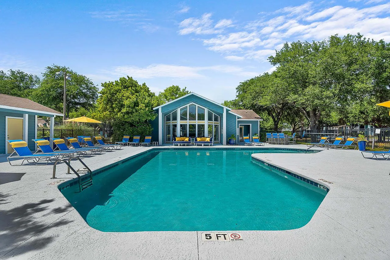 Ashley Lakehouse — Photo 4
