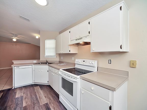 3rd image of 303 Willow St