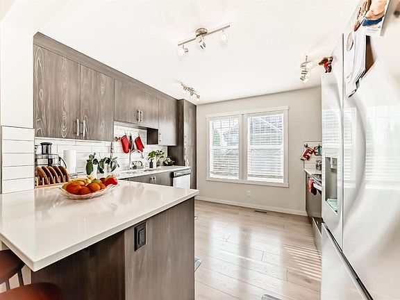 3rd image of 206 W Cranbrook Sq SE
