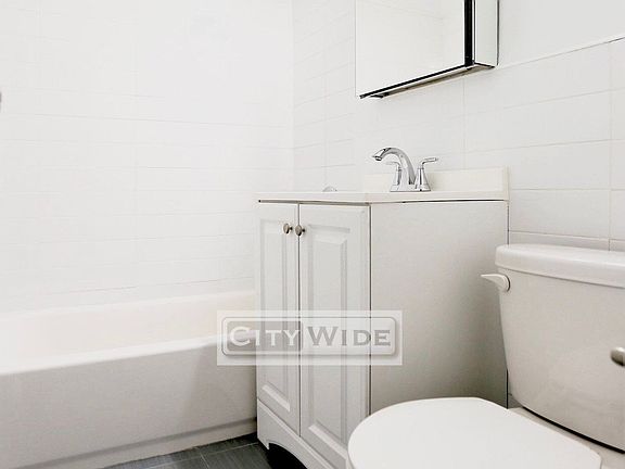 3rd image of 160 E 55th St APT 6A