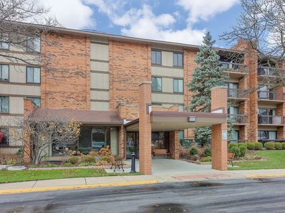 77 Lake Hinsdale Dr APT 108, Willowbrook, IL, 60527