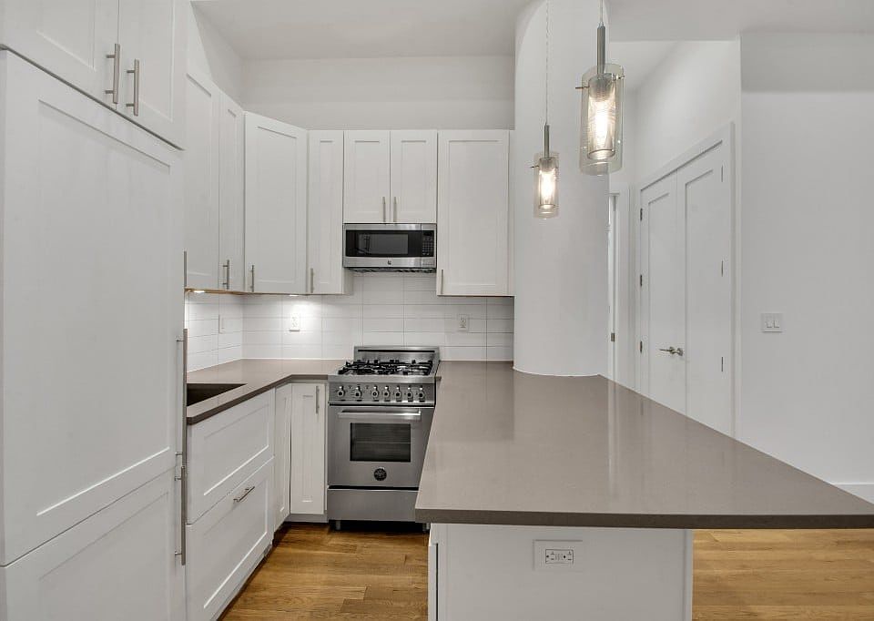1st image of 220 E 22nd St APT 4O