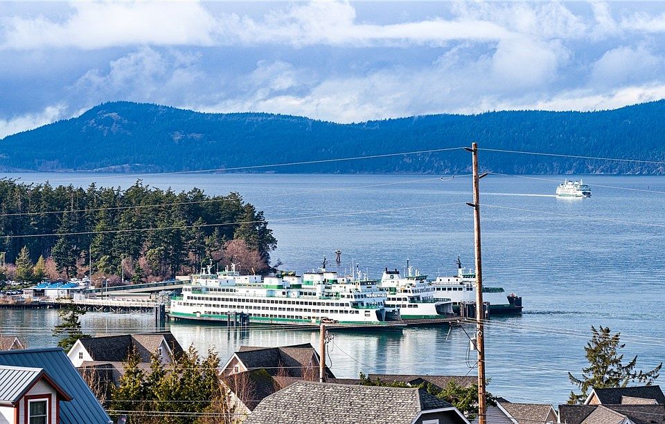 Beautiful views of the Anacortes Ferry Landing, Guemes Channel and Rosario Strait!