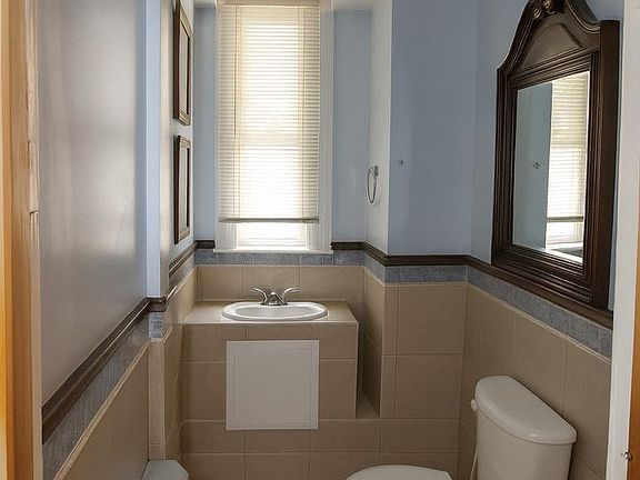 4th image of 2425 W North Ave