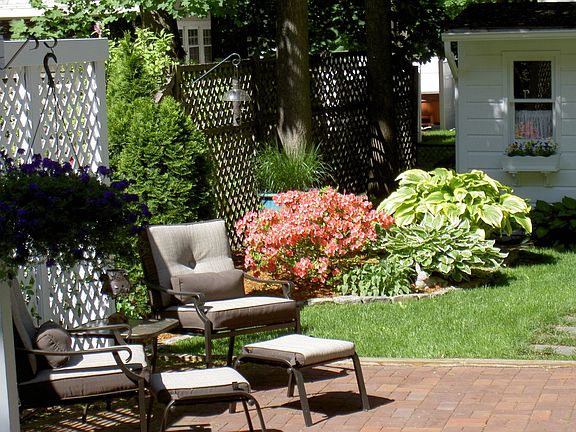 Private patio/garden & picket-fenced yard