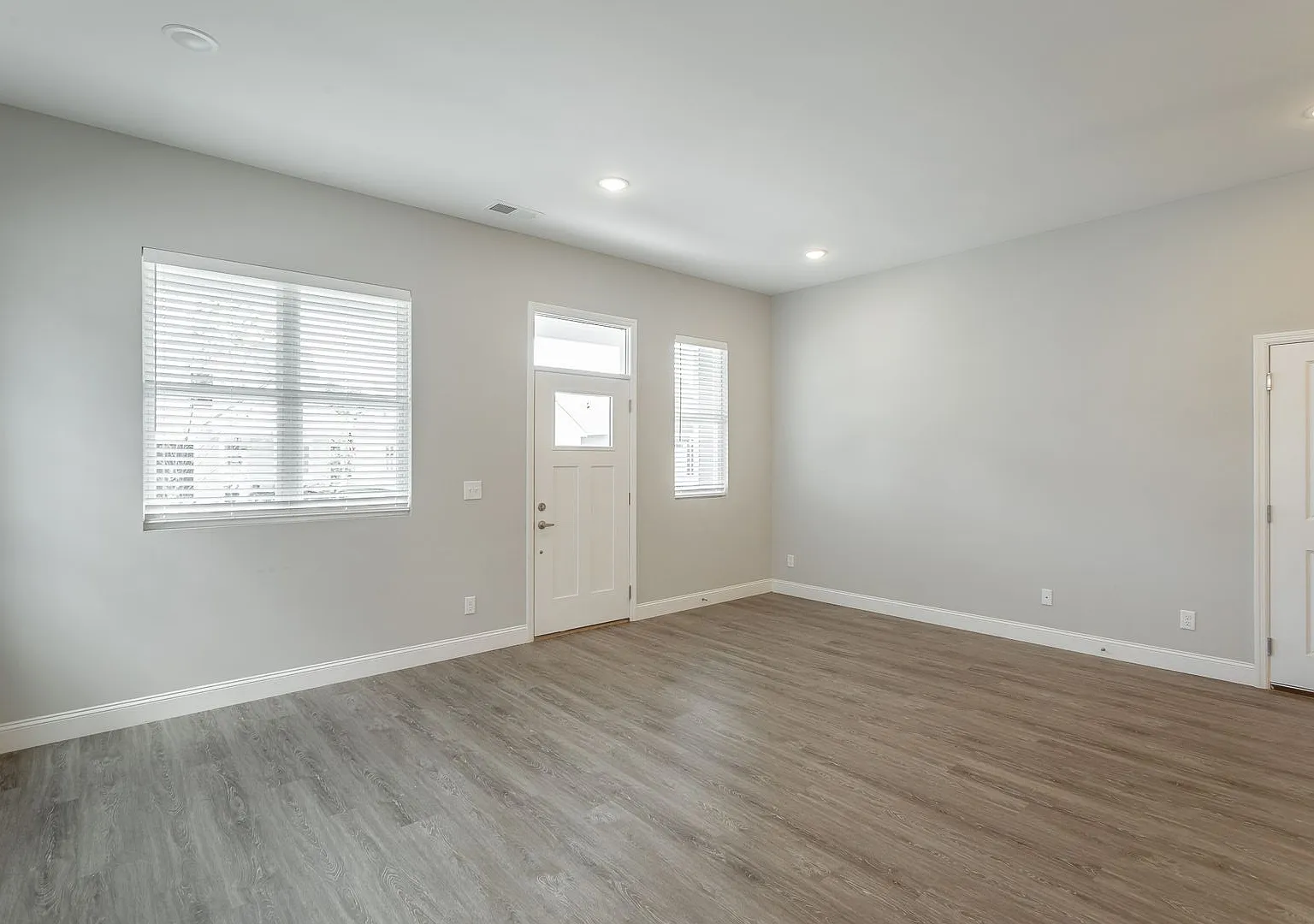 Modern 3 Bedroom Home in Red Bank — Photo 3