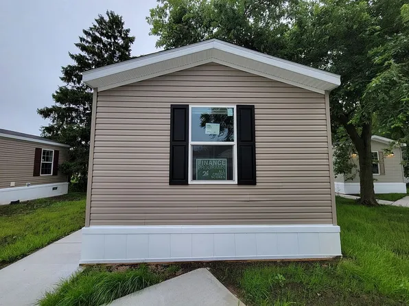 271 Lakeside Dr, Delton, MI 49046