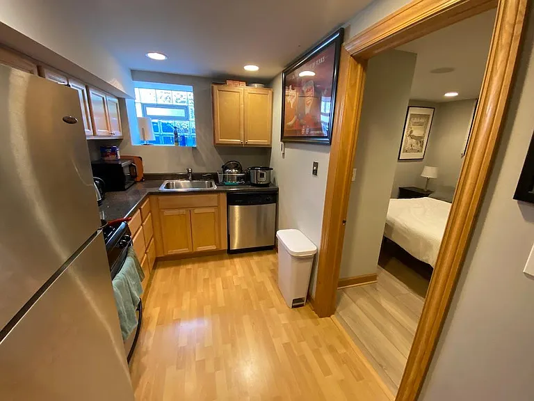 1326 W Barry Ave #G — Photo 2