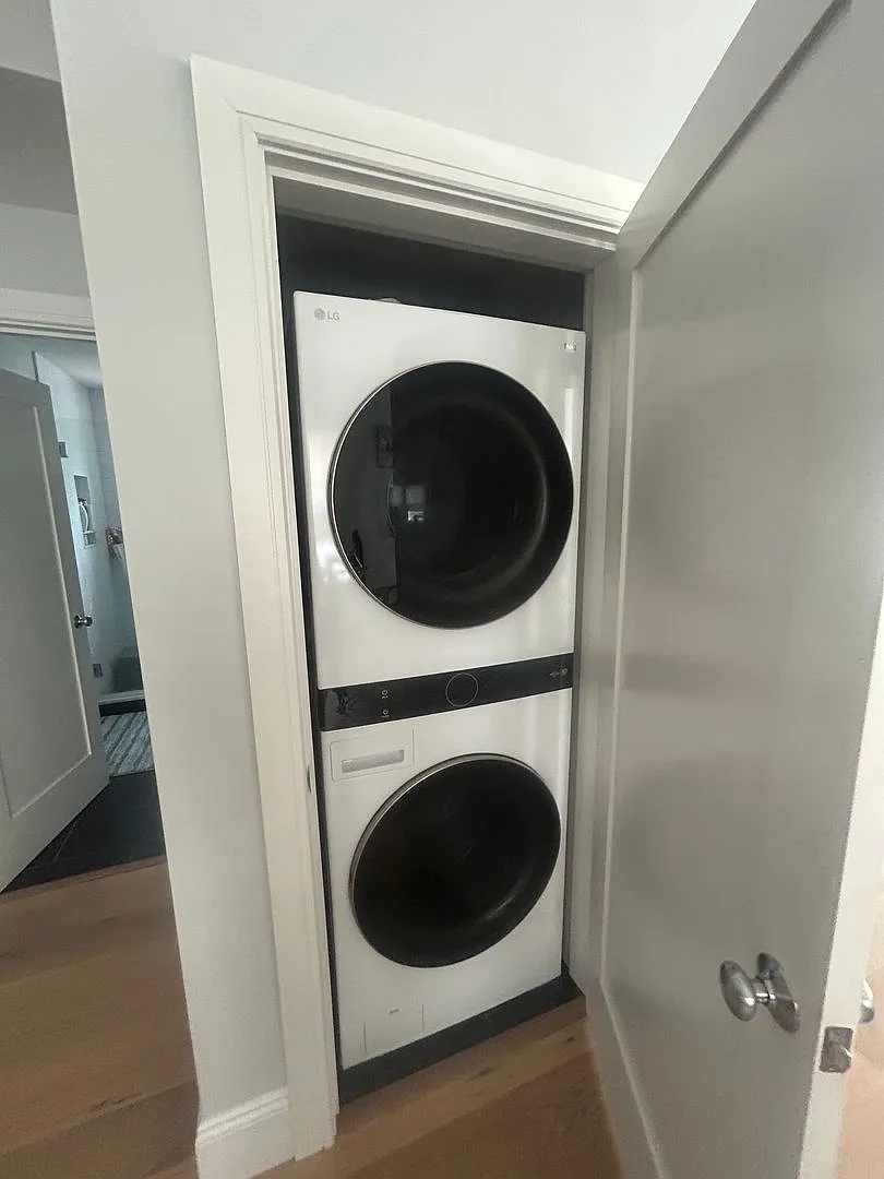 No Broker Fee!! Recently-Renovated Oak Square 3 Bed/2 Bath W/ Laundry, Parking — Photo 3