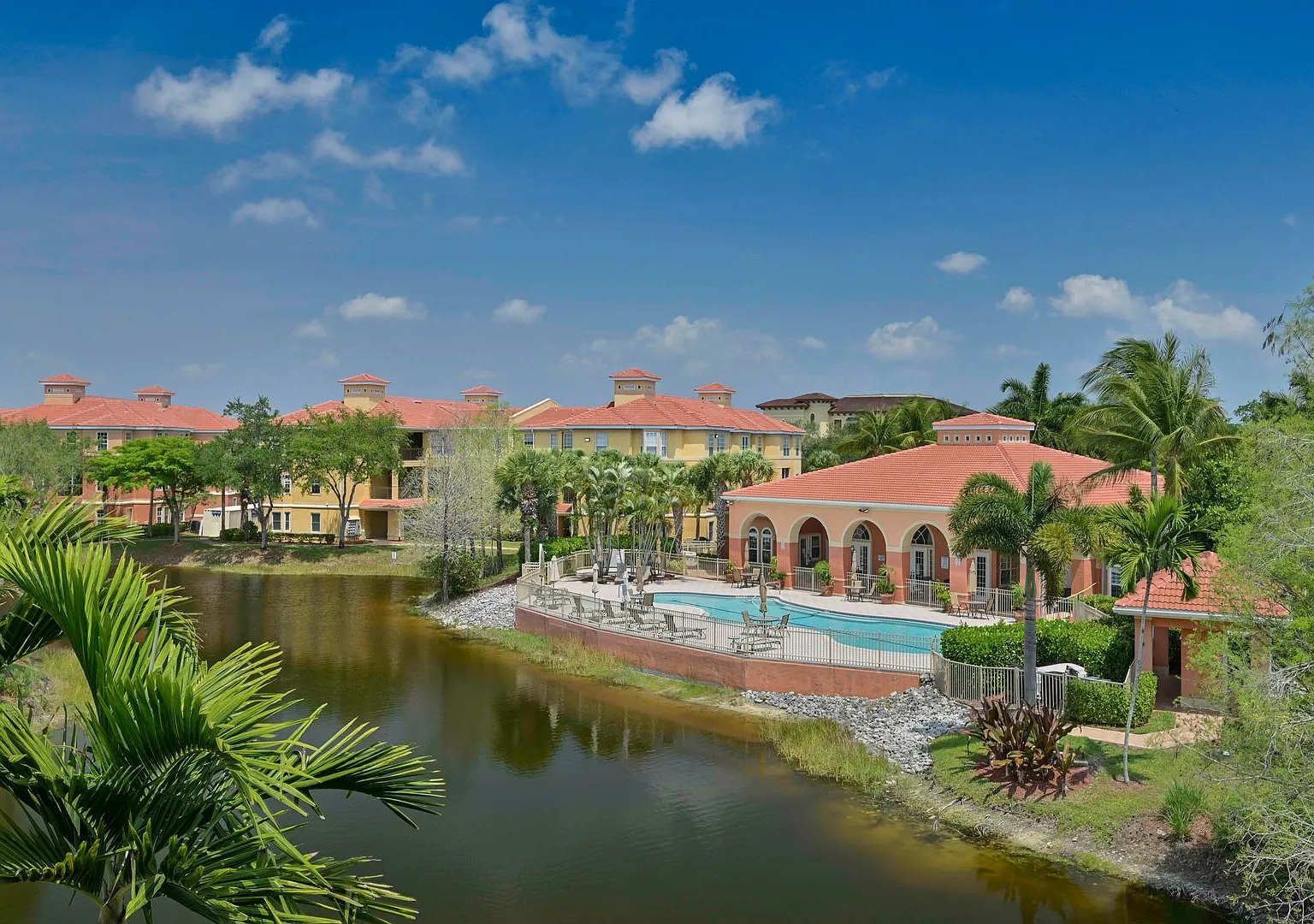 First Floor Condo ~ Walking Distance To Coconut Mall — Photo 4