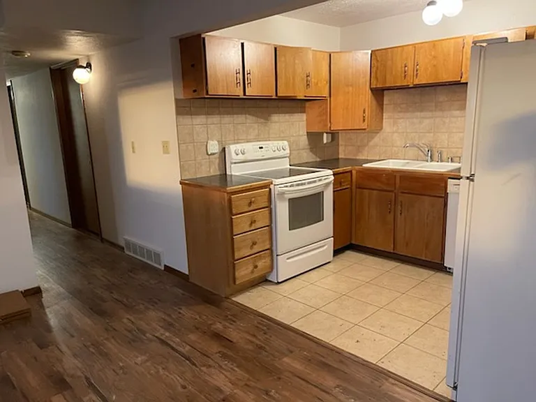 310 N Crestview Dr #B — Photo 7