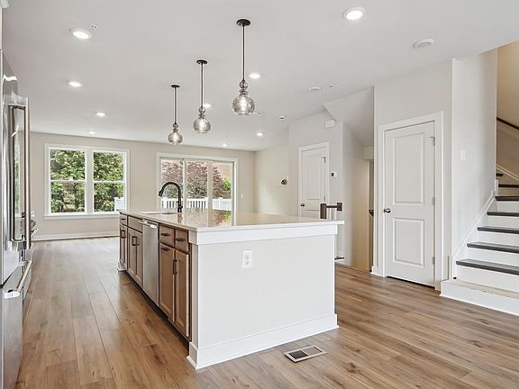 2nd image of 10566 Red Oak St