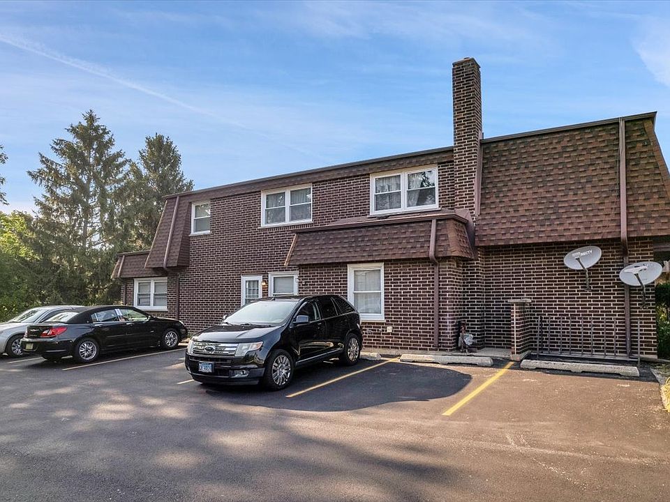 2nd image of 11 S Whispering Hills Dr
