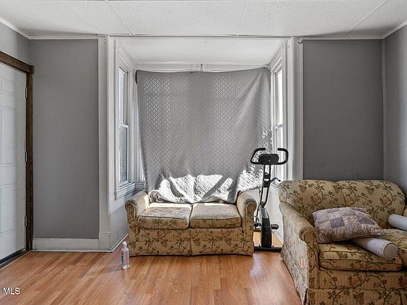2nd image of 2511 6th Avenue