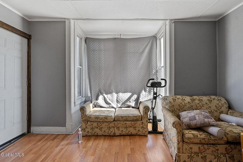 2nd image of 2511 6th Avenue