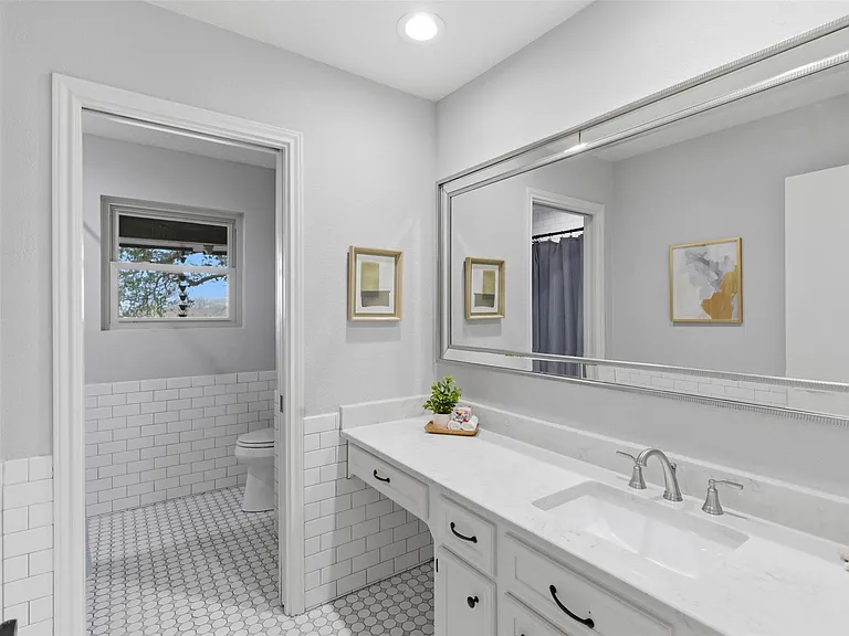 Oak Ridge Dr — Photo 4