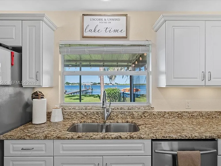 924 Lake Dr E — Photo 10