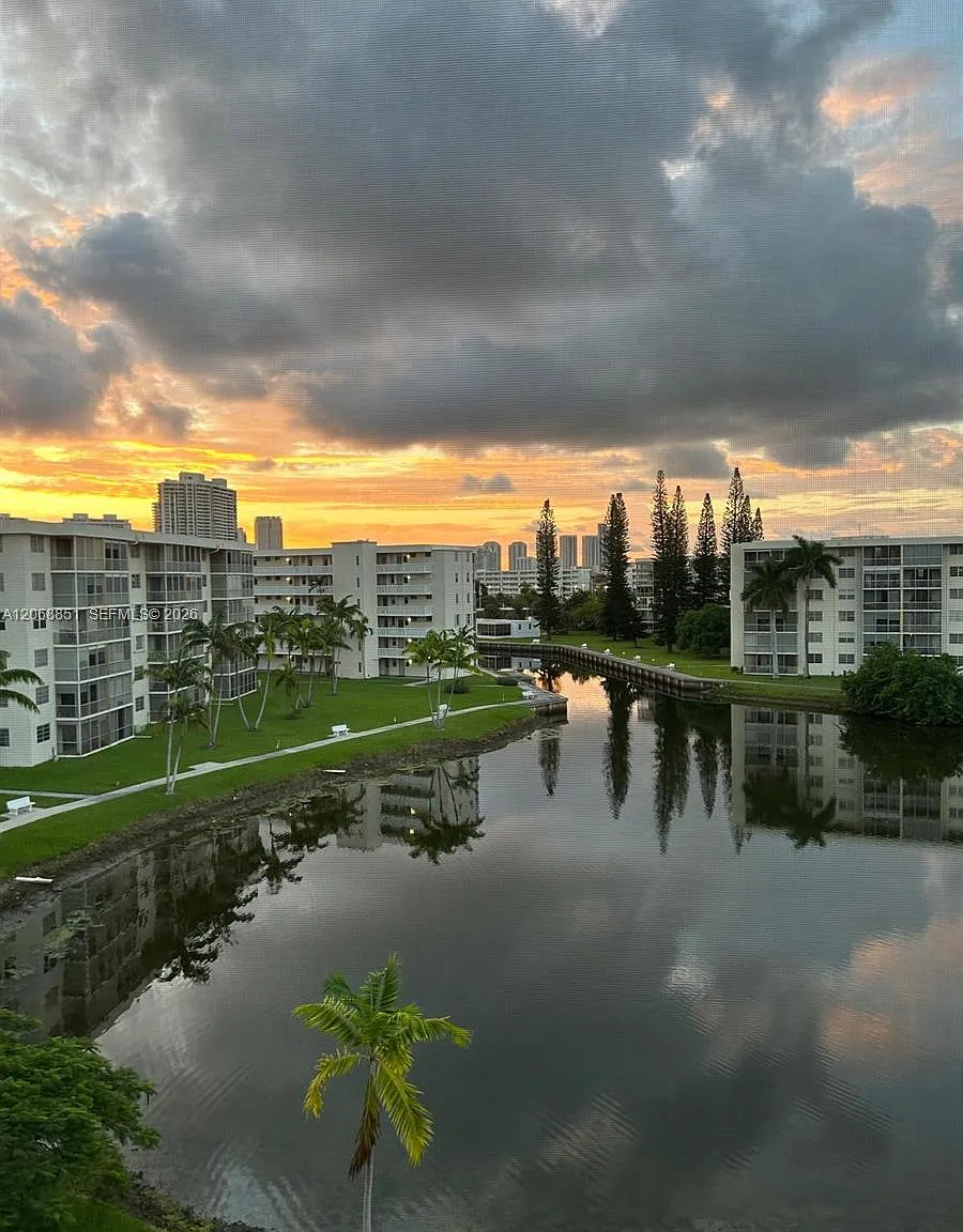 Point East Sec Ii Condo — Photo 1