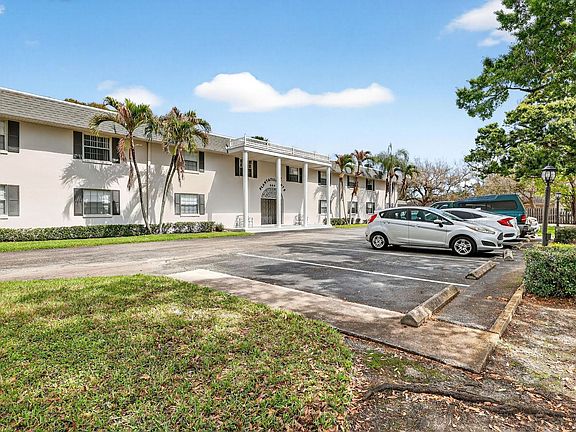 3rd image of 686 17th St APT 10