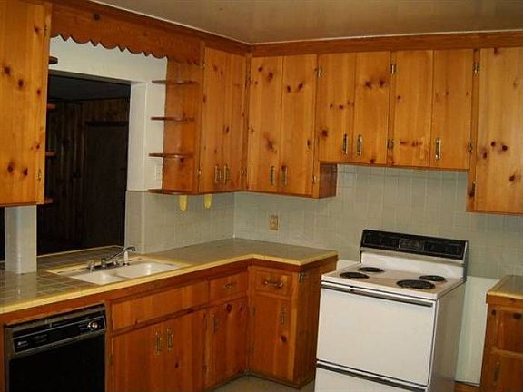 Kitchen w/ appliances