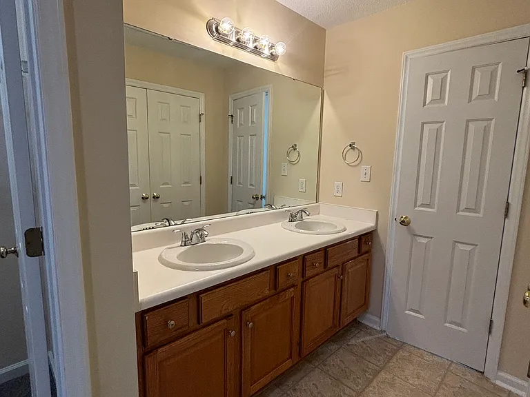 804 Yorkshire Dr — Photo 13