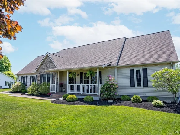 8 Fairway Dr, Batavia, NY 14020