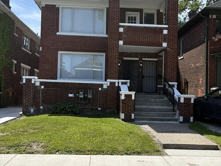1955 Gladstone St #UPPER — Photo 1