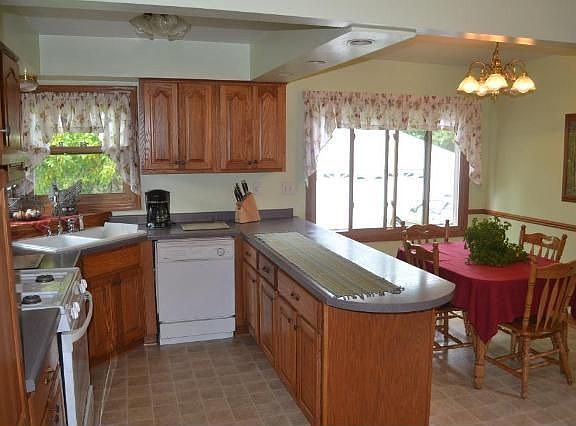 5th image of 220 E Susan Dr