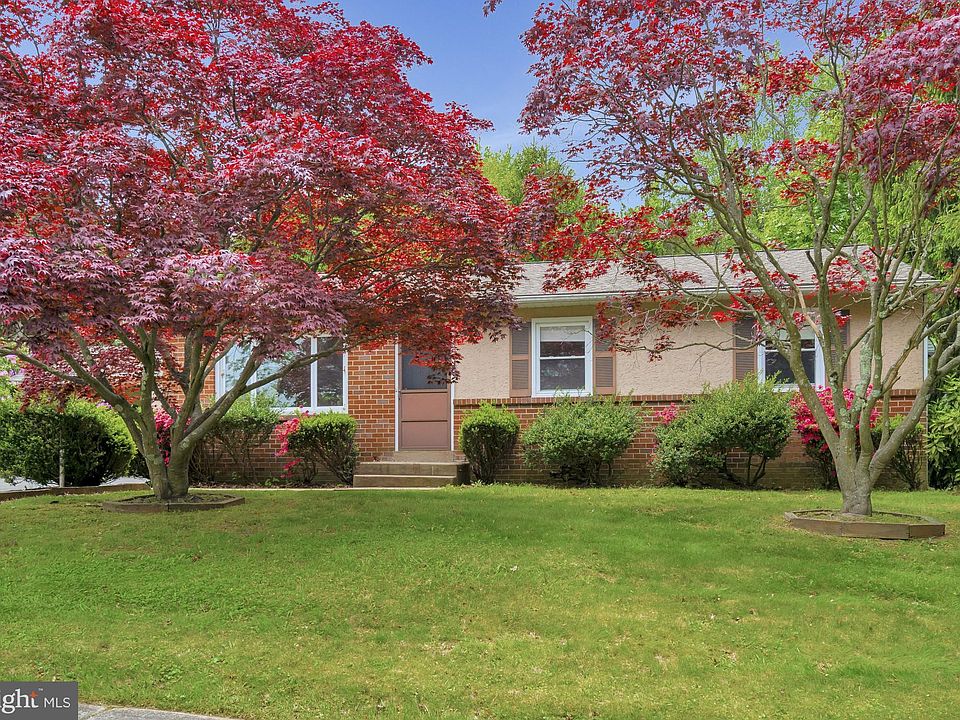 1st image of 8 Brentwood Dr