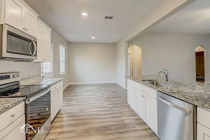 1940 Hialeah Dr — Photo 3
