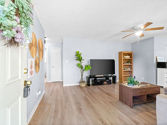 4th image of 580 Donna Dr