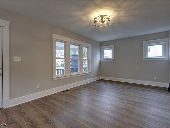 5th image of 922 W 21st St