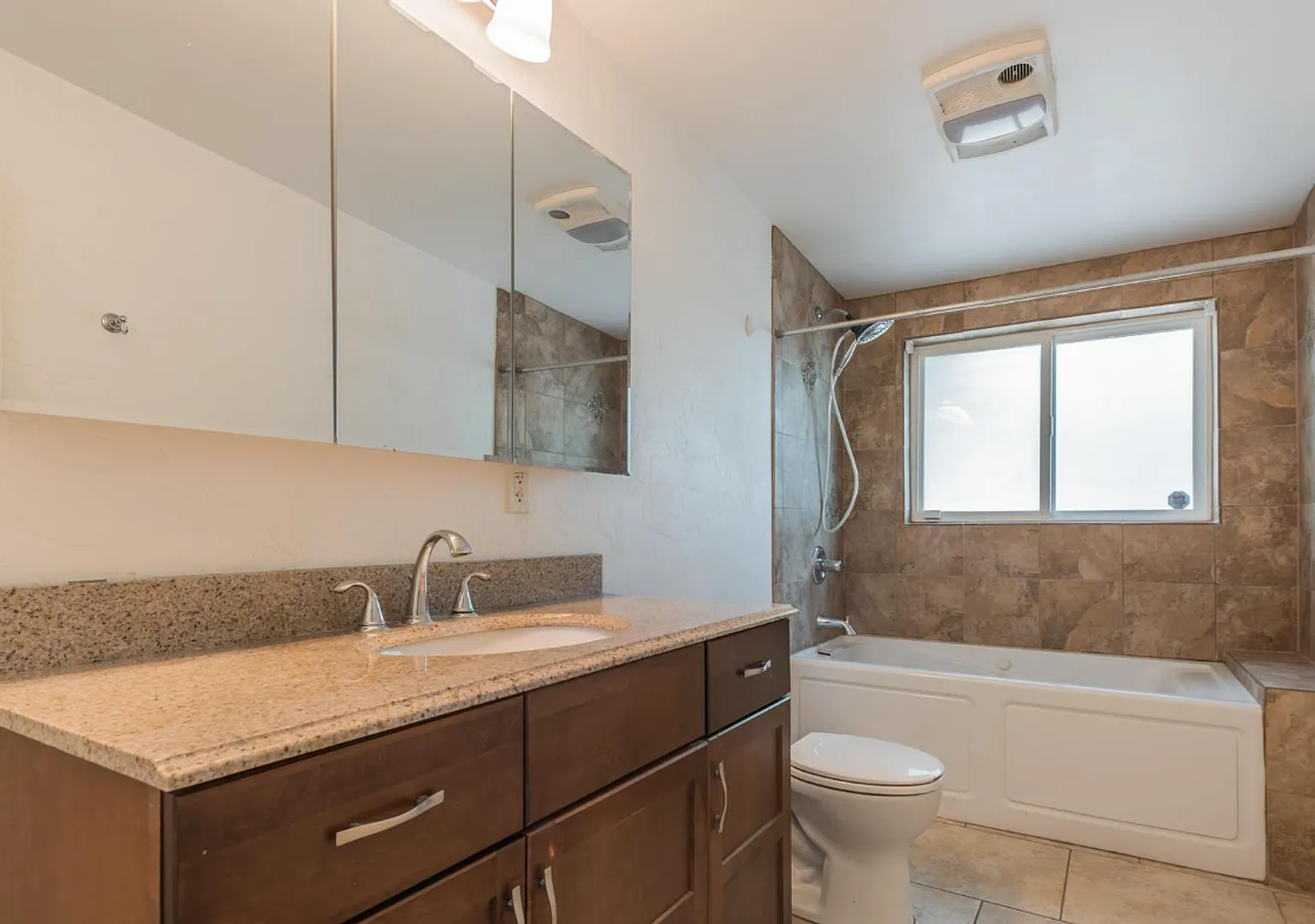 Available for a 10 month lease!! 4 bed, 2 bath less than a mile to campus! Pre-leasing for August... — Photo 4