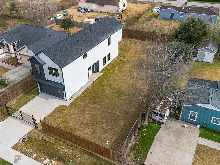 1113 Danube St — Photo 24