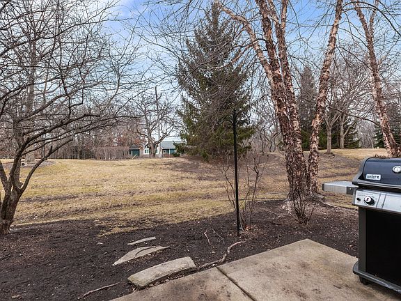 4th image of 560 Lancaster Dr