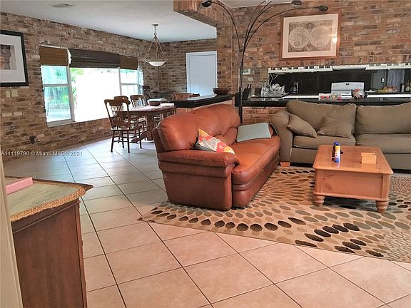 5th image of 916 SE Davie Blvd #1
