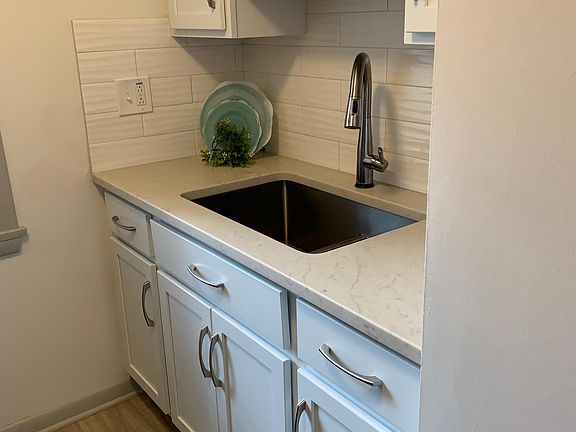 2nd image of 33 Woodglen Ave